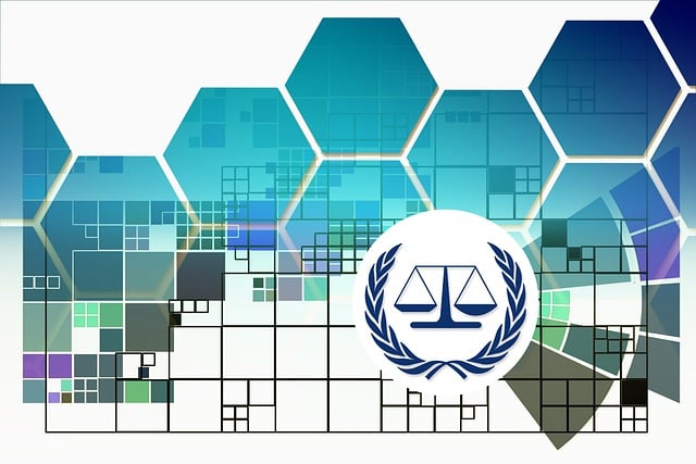 기하학 무늬 위에 저울