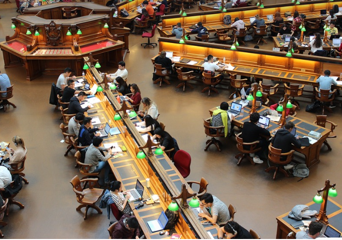 도서관 공부하는 학생