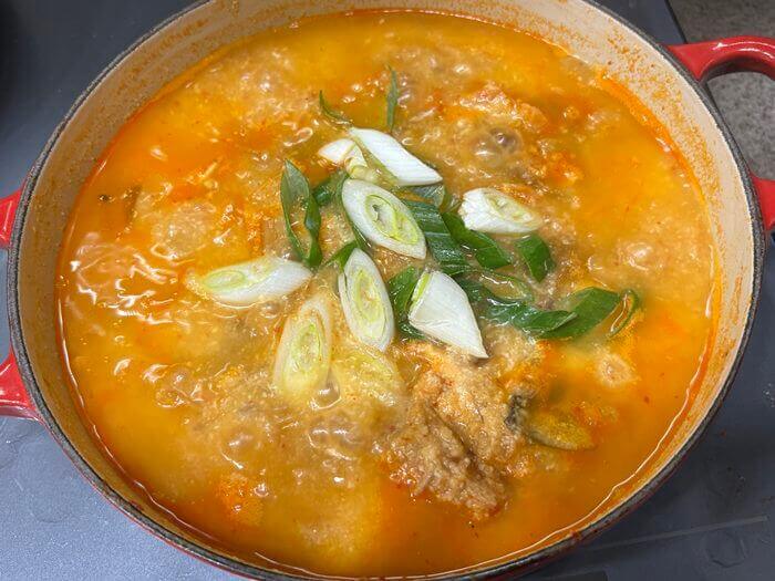 콩비지찌개에 대파 넣는 사진