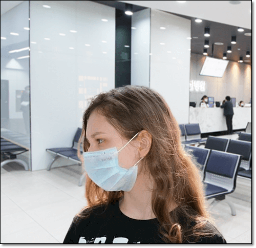 코일구에 걸린 젊은 여성