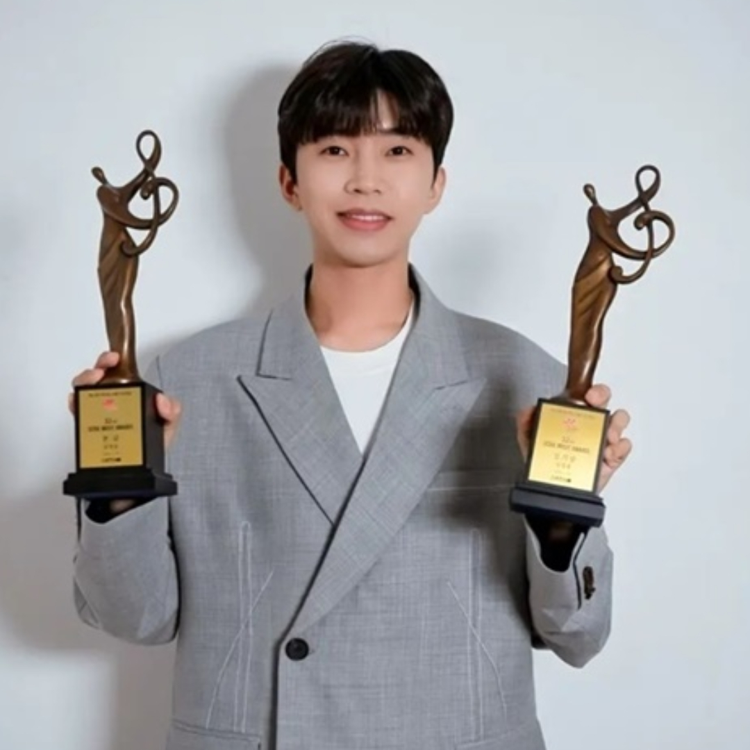 임영웅-트로피-들고-환하게-웃는-모습