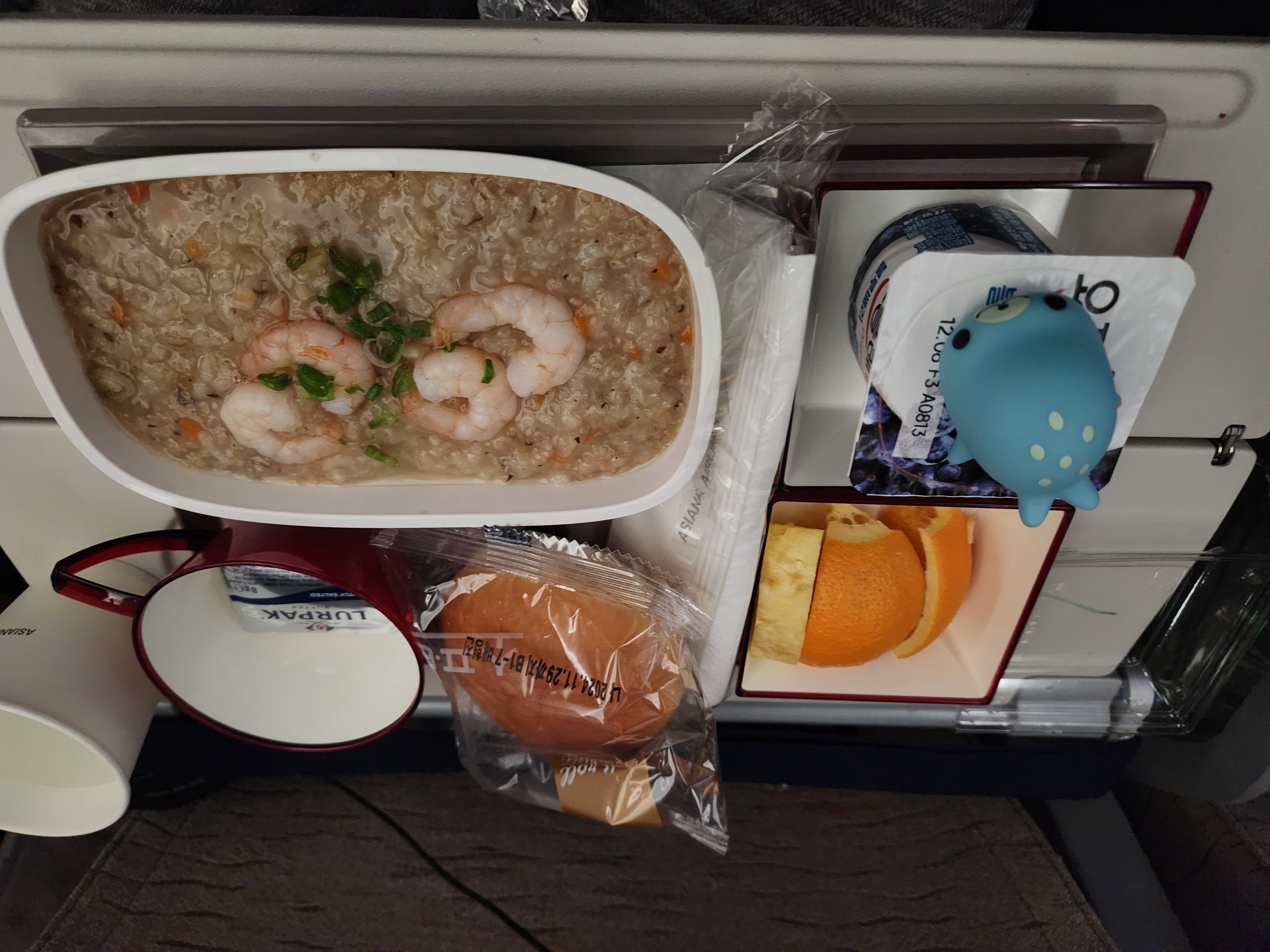 기내식으로 나온 음식을 보여주는 이미지
