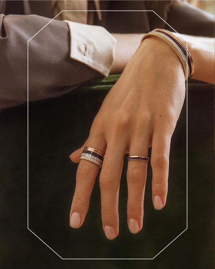 2026년 병오년의 붉은 화기(火)를 배경으로 황금빛 성벽처럼 빛나는 부쉐론 콰트로 링의 아트워크