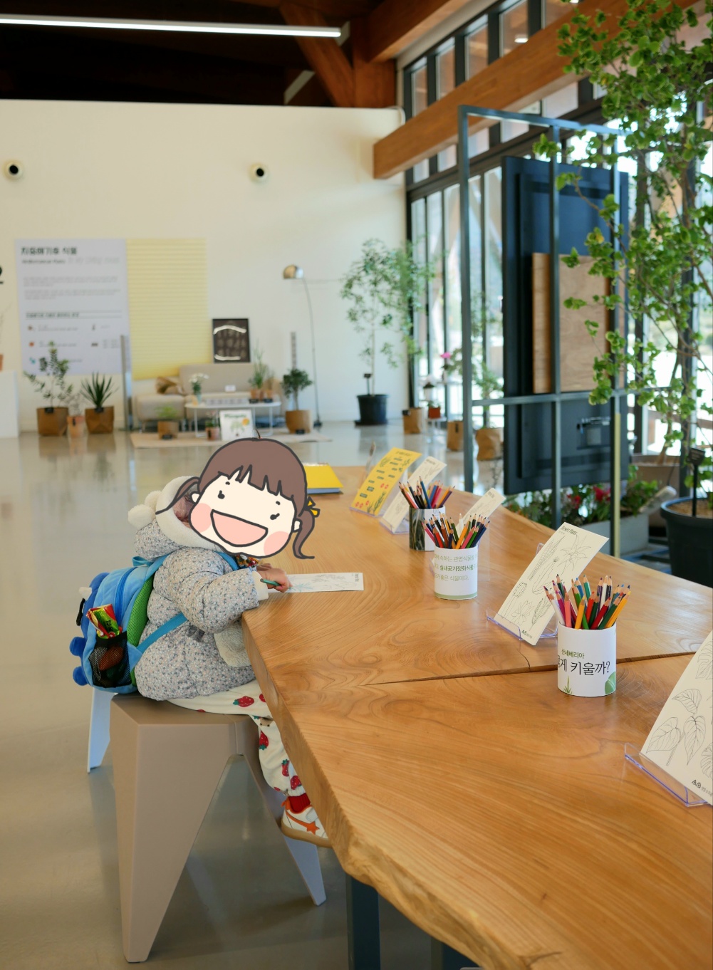 방문자센터에서 색칠놀이를 하는 아이