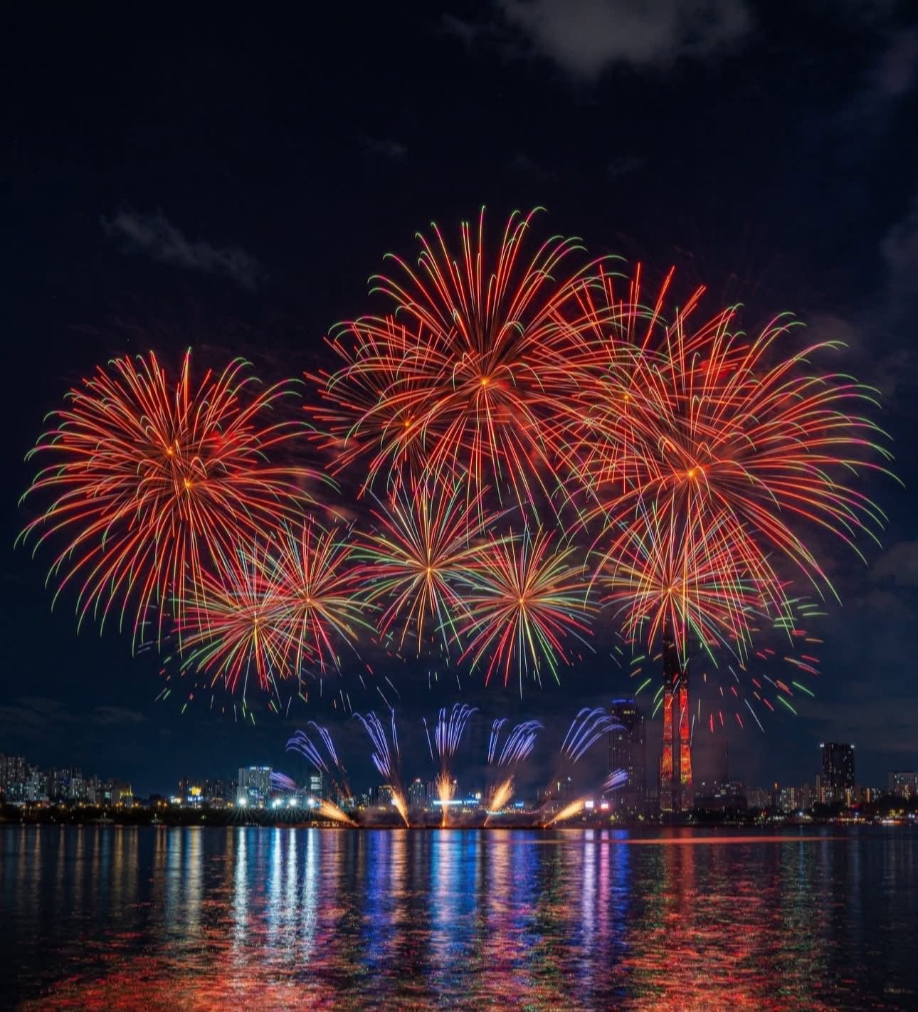 도심 랜드마크와 축제(이미지 교체)