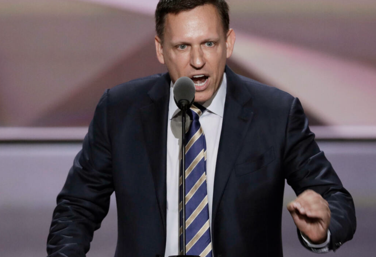 강연장에서-마이크를-잡고-연설하는-피터-틸-페이팔-창업자이자-벤처-캐피털리스트-스타트업-투자와-실리콘밸리-기술-혁신을-상징하는-이미지