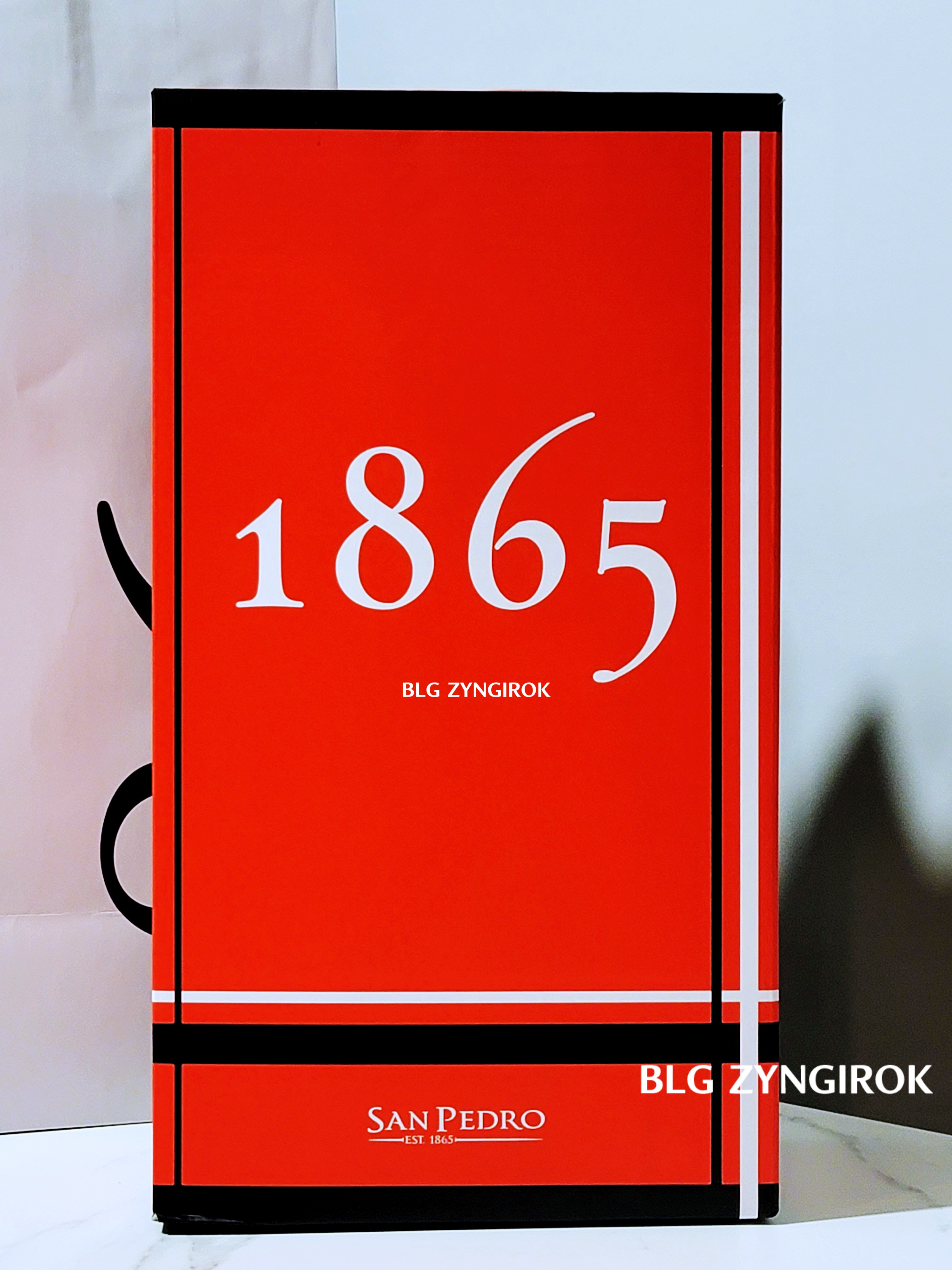 빨간-1865-상자가-테이블-위에-놓여있다.