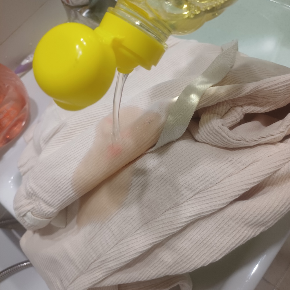 딸기 물든 바지에 식초를 듬뿍 붓는 모습