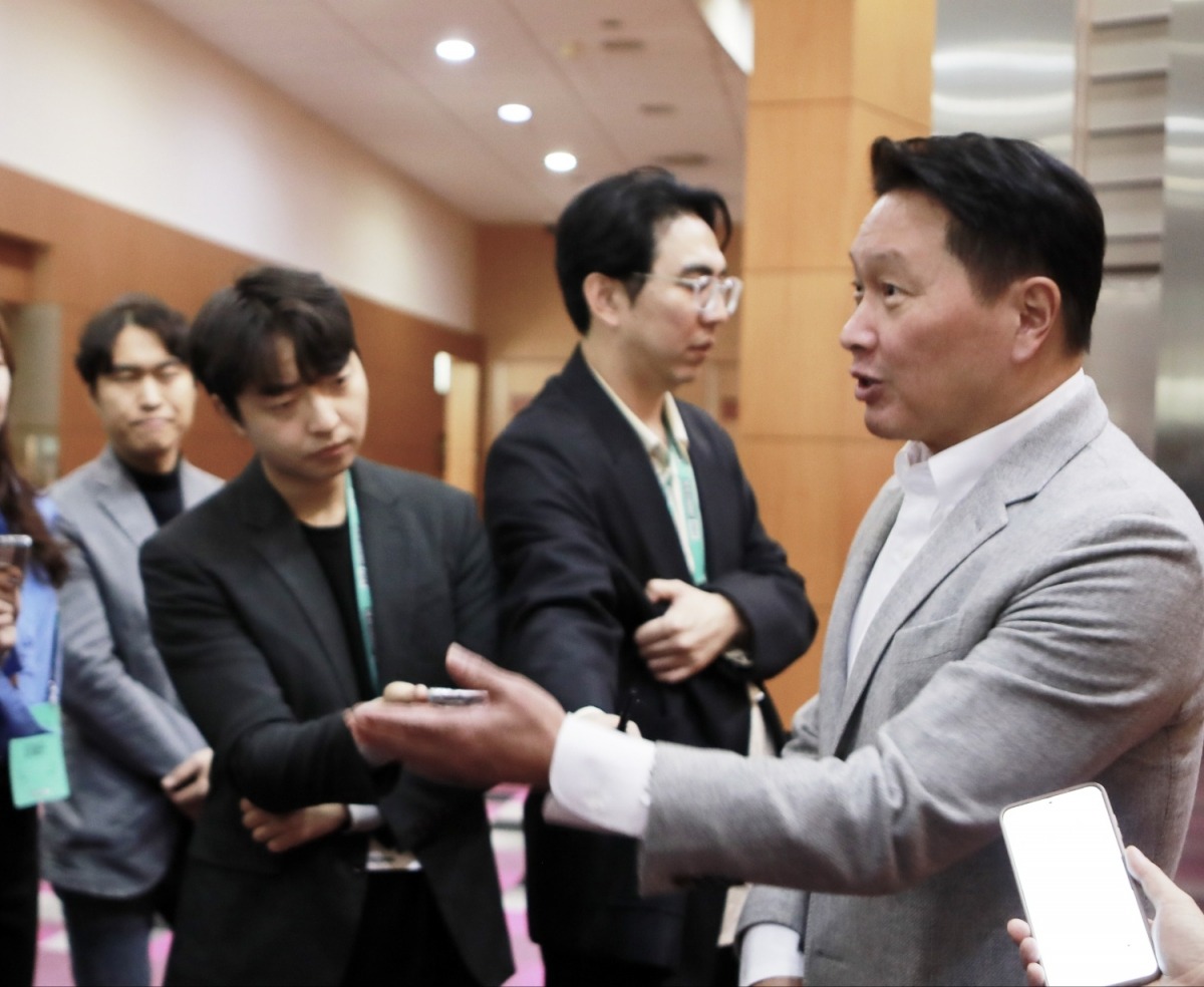 최태원 SK그룹 회장이 4일 서울 강남구 코엑서에서 열린 'SK AI 서밋(SUMMIT) 2024'에서 기자들과 만나 질의응답하고 있다.