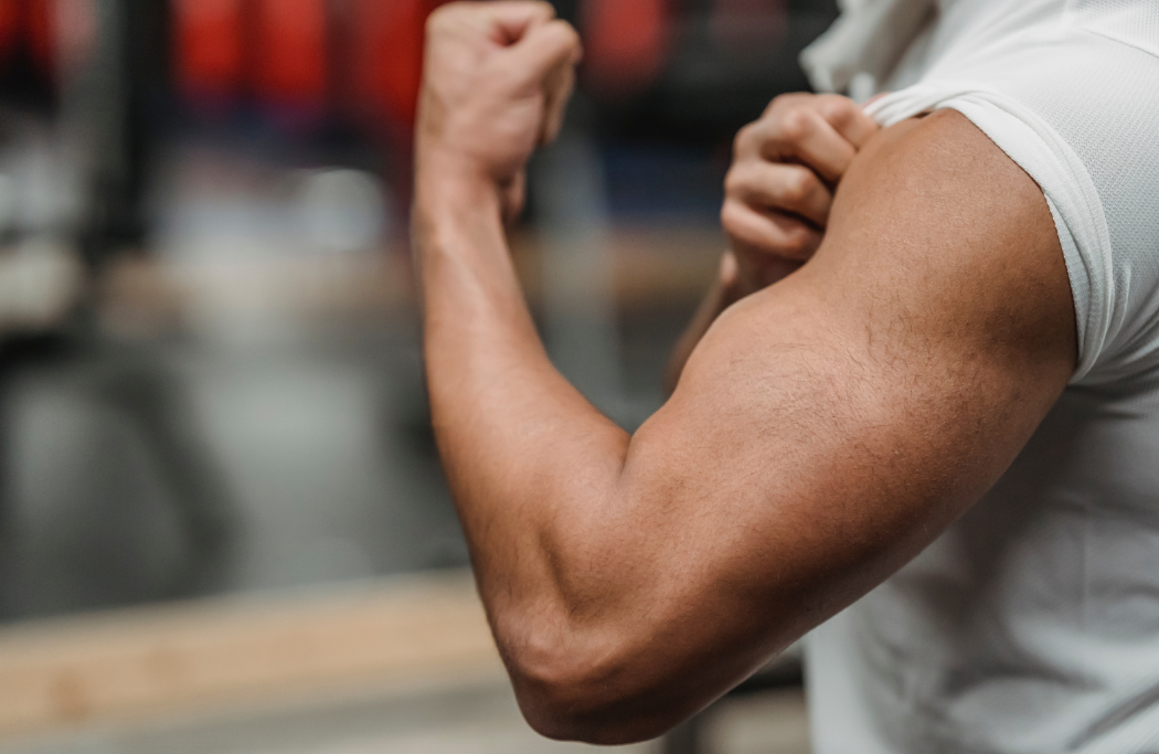 팔 근육을 보이는 남성