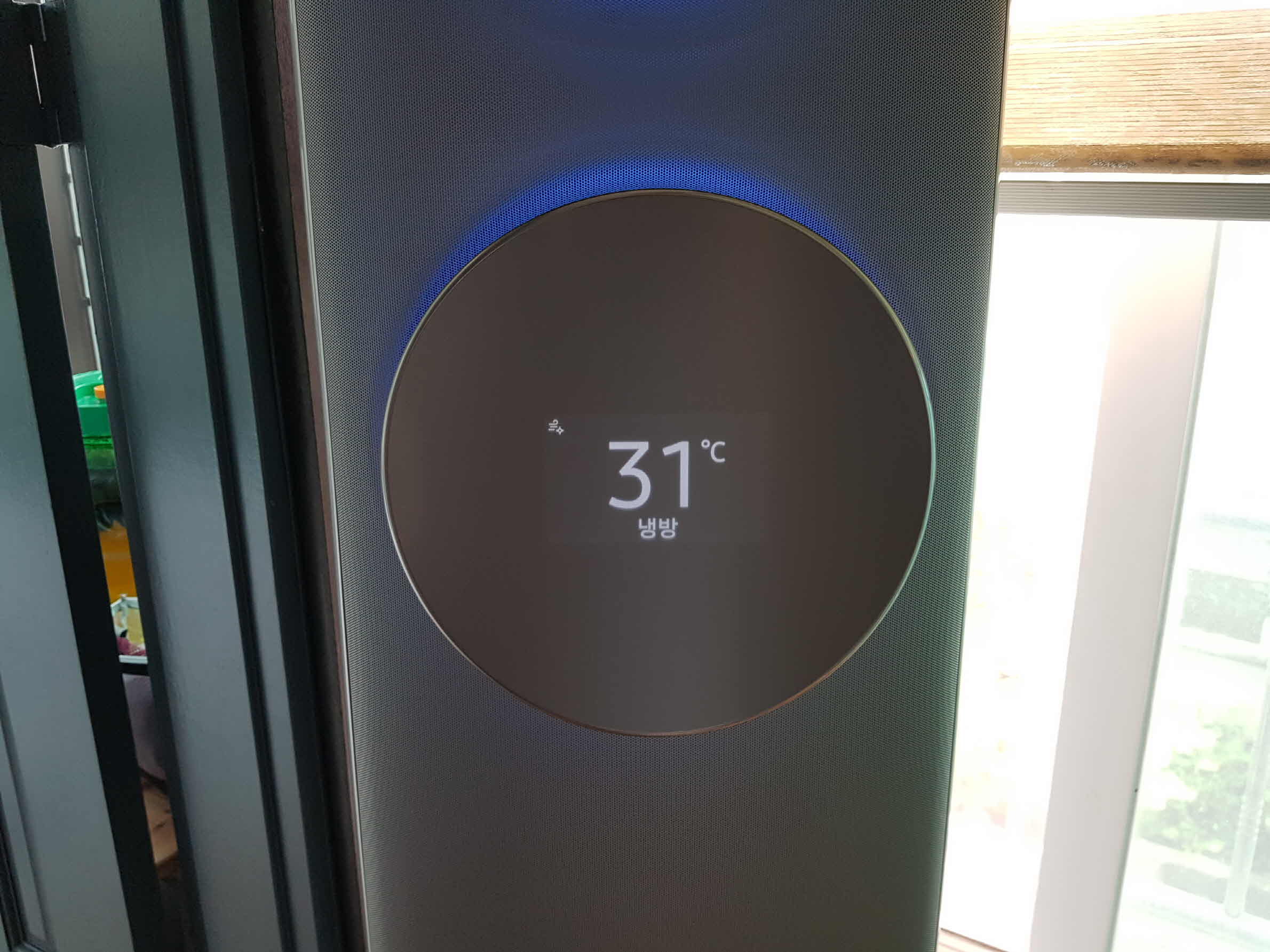 더운 여름 가동중인 에어컨