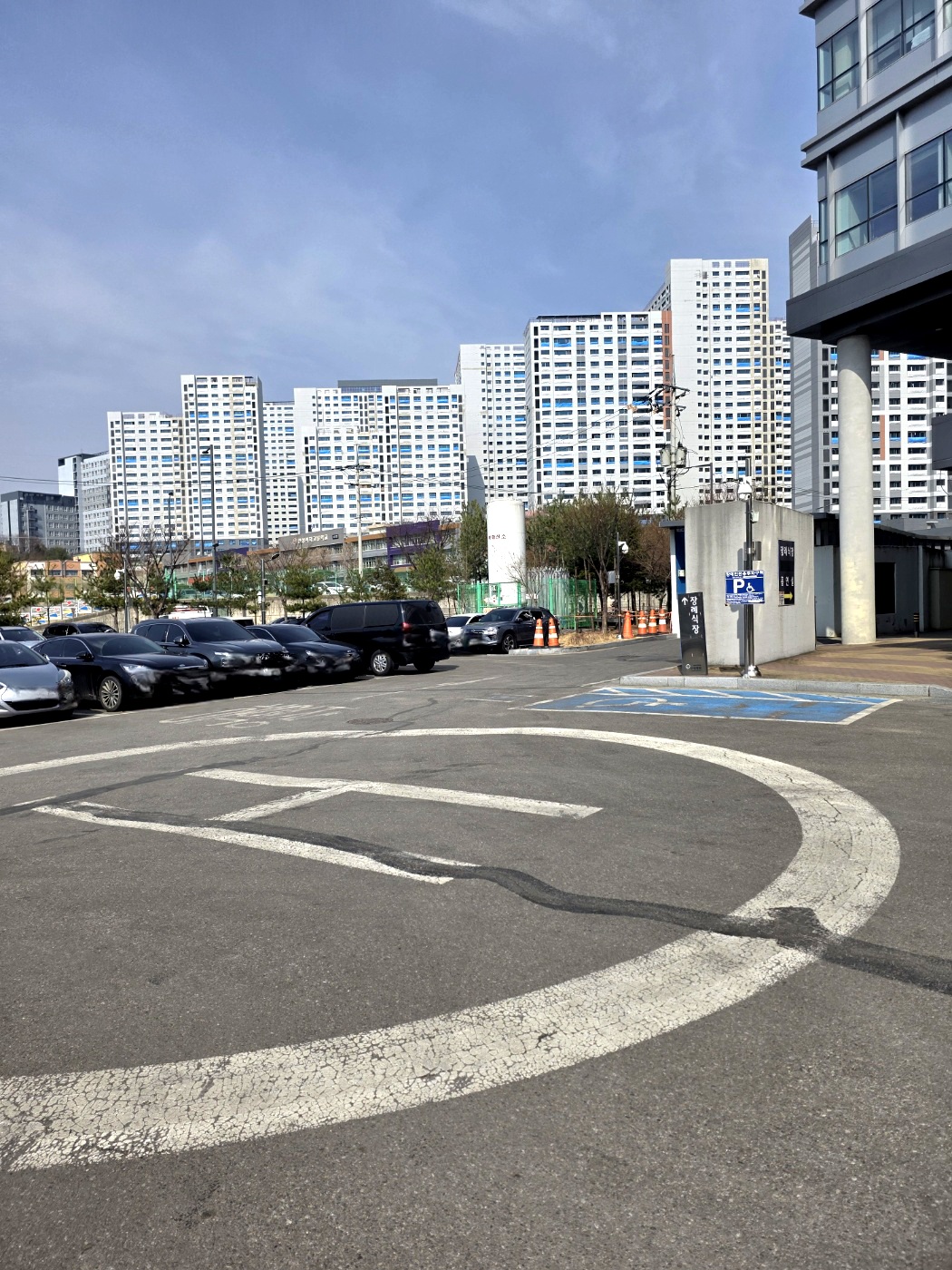 넓은-주차공간이-있습니다.