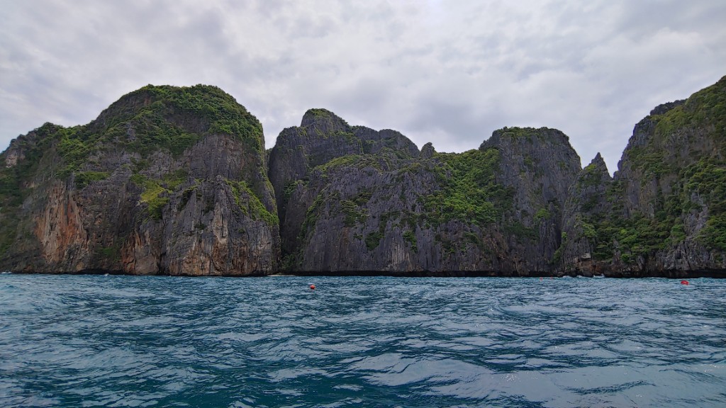 마야베이 석회암 절벽 전경