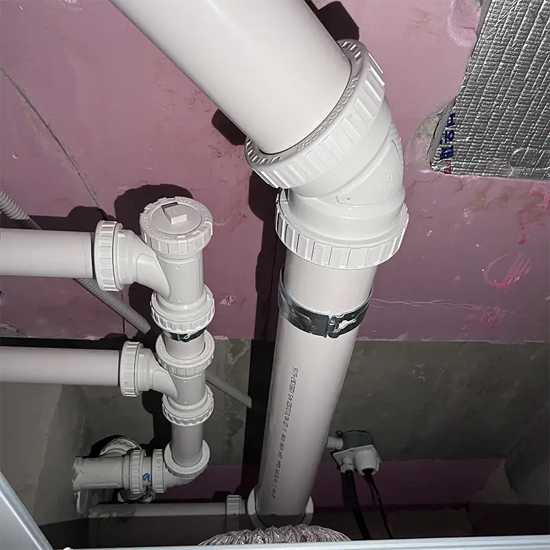 화장실 천장에 설치된 배관들