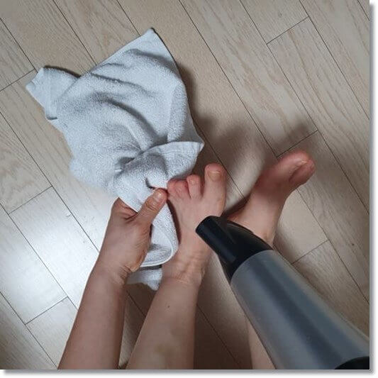 당뇨발 예방과 관리, 발가락을 말리고 있는 여성