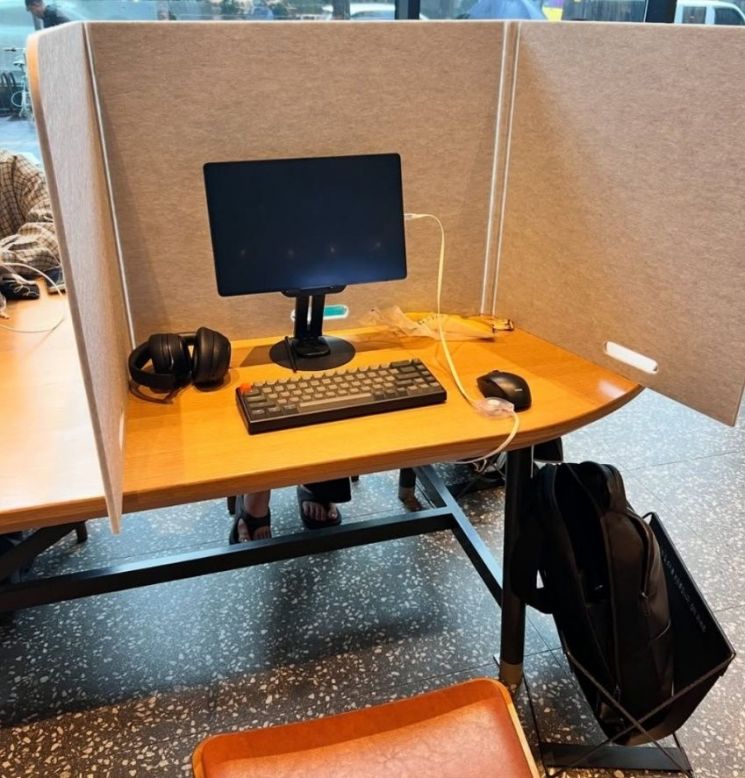 스타벅스 카공족 자리점유 카페에티켓 배려문화