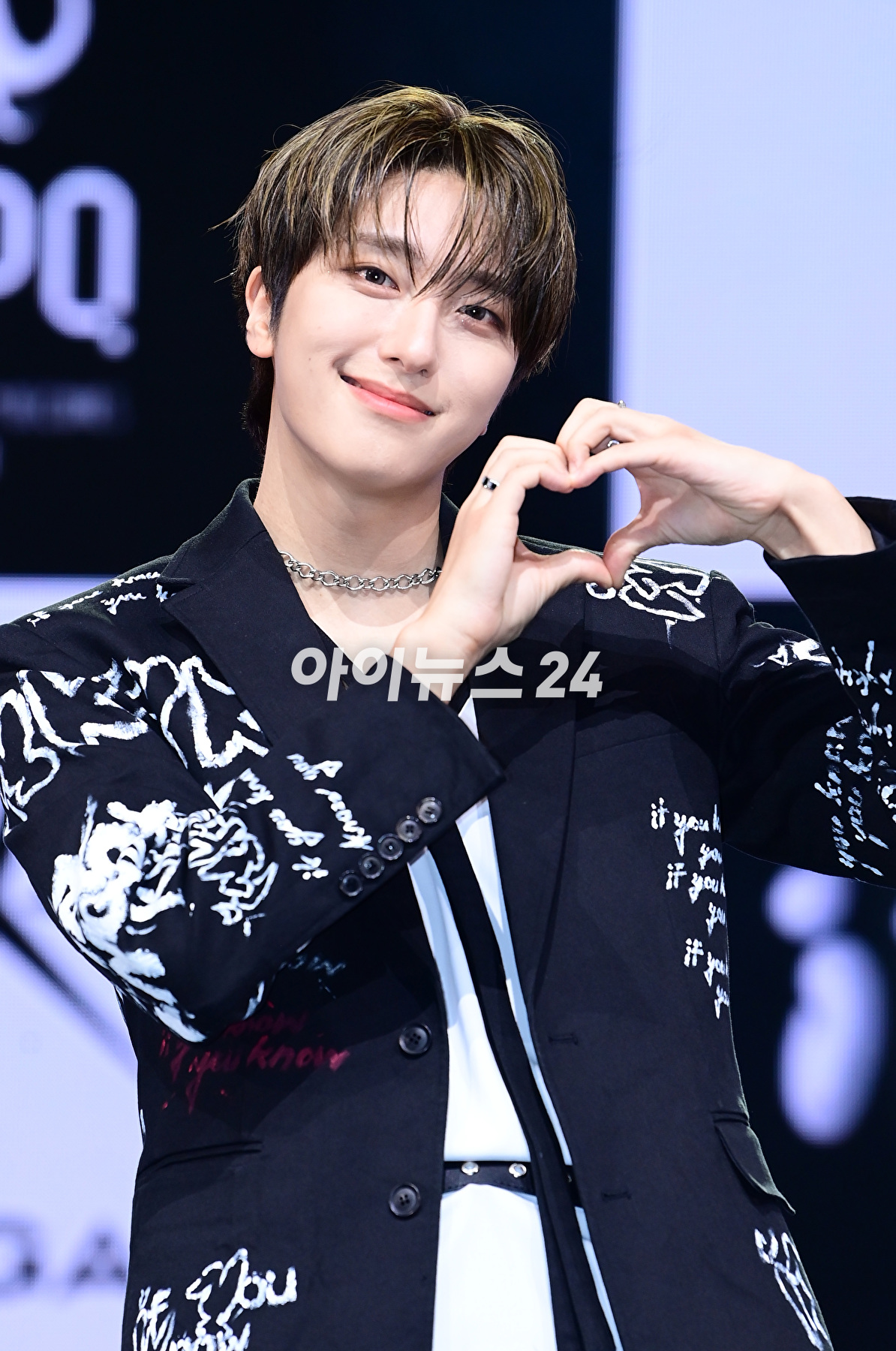 그룹 오메가엑스가 7일 오후 서울 광진구 예스24라이브홀에서 열린 오메가엑스(OMEGA X) 세 번째 미니앨범 'iykyk(if you know, you know)'(이프 유 노, 유 노) 발매 기념 쇼케이스에서 타이틀곡 '정크 푸드'(JUNK FOOD) 무대를 선보이고 있다. [사진=정소희 기자]