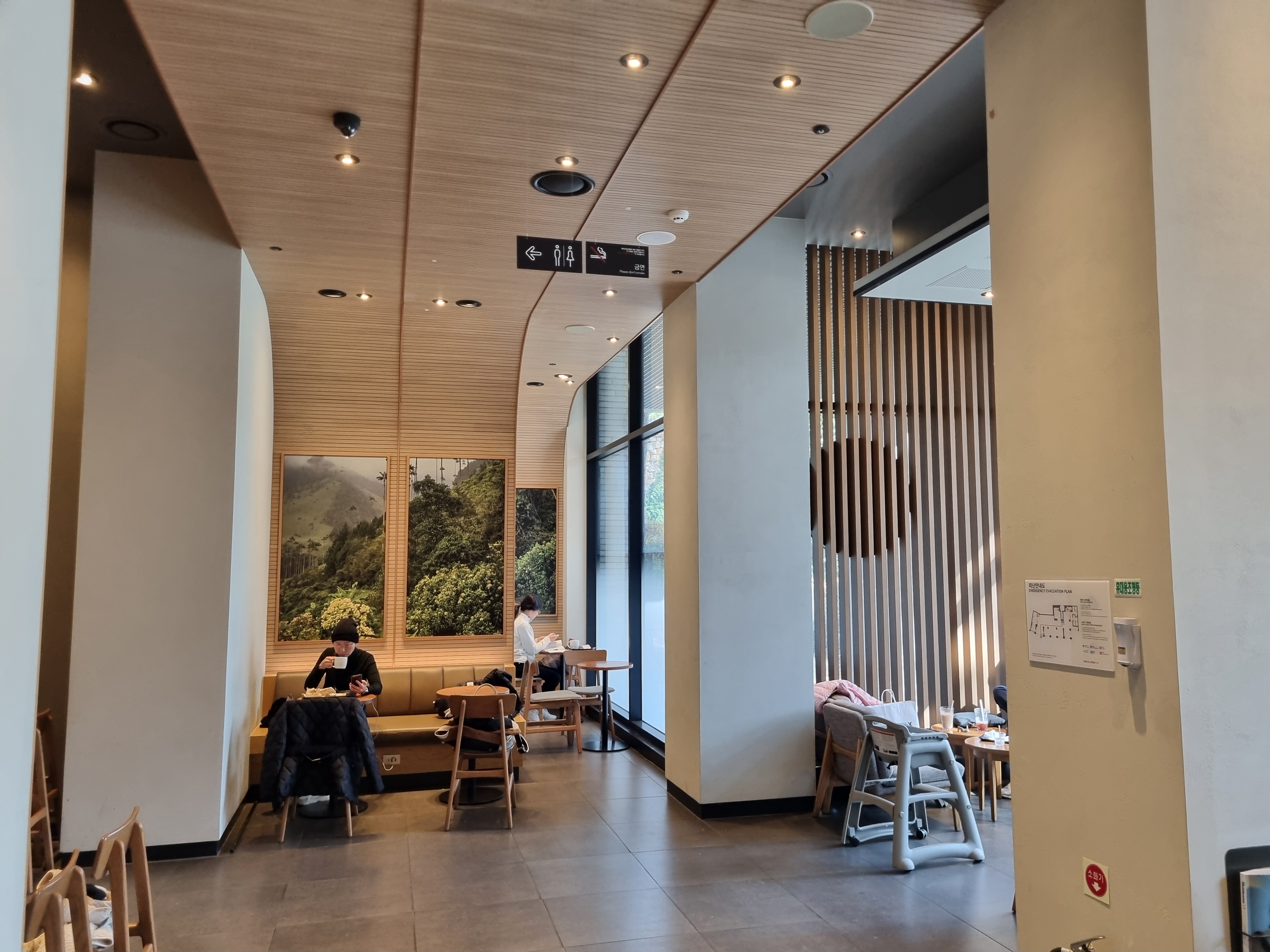 파라스파라 스타벅스 내부사진 