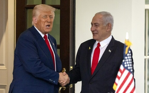트럼프와 악수하는 네타냐후