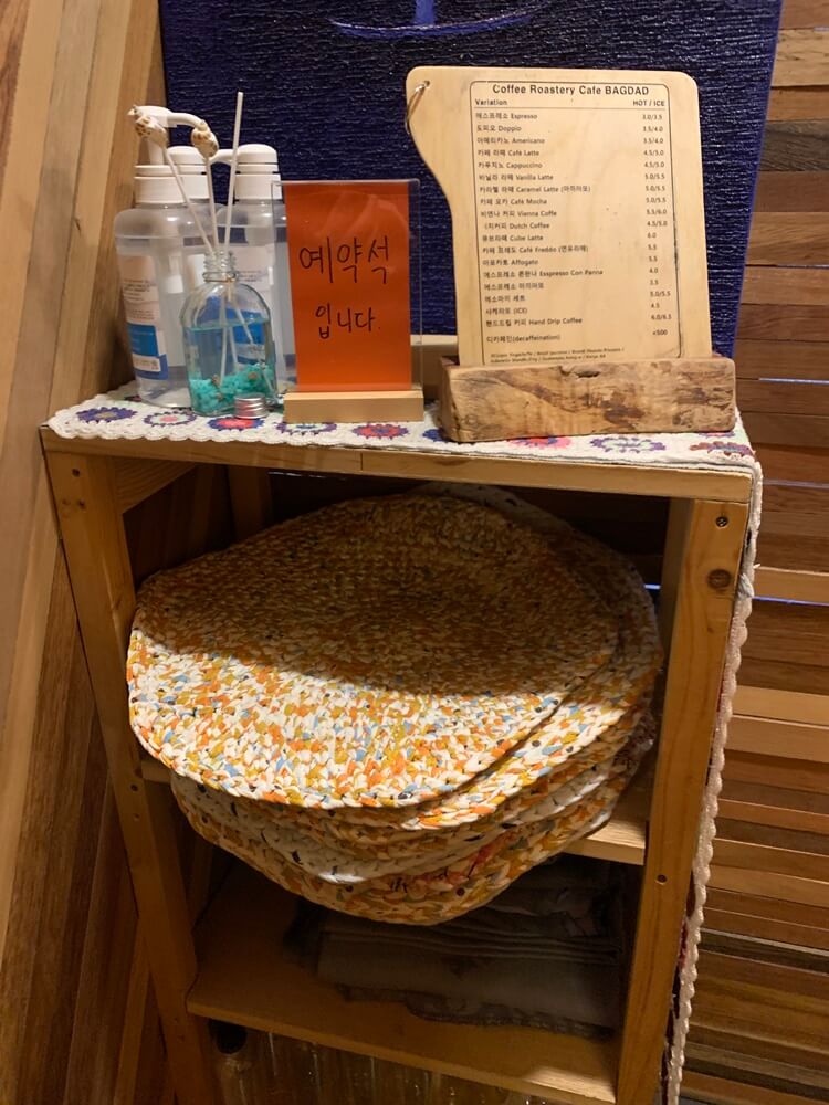 구비되어있는 방석과 메뉴판