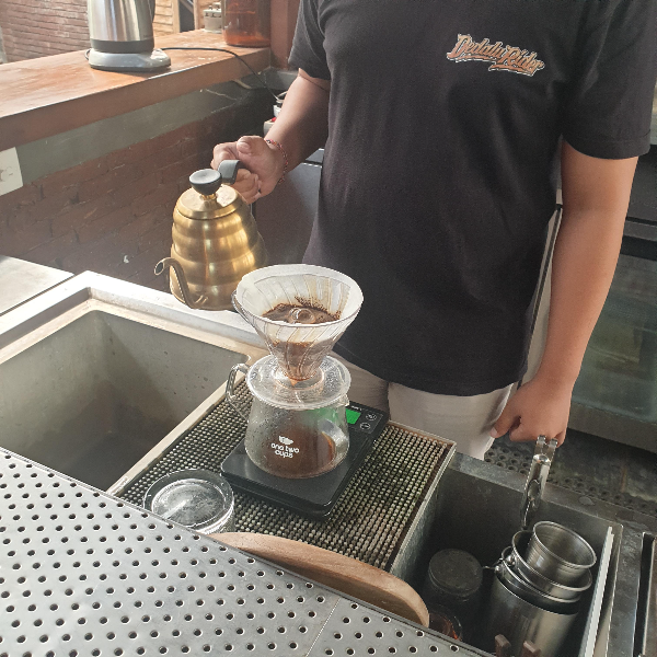 데일리 그라인드 커피(Daily Grind Coffee Shop &amp; Roastery): 발리 짱구 지역 카페 ③_핸드 드립 추출 방법