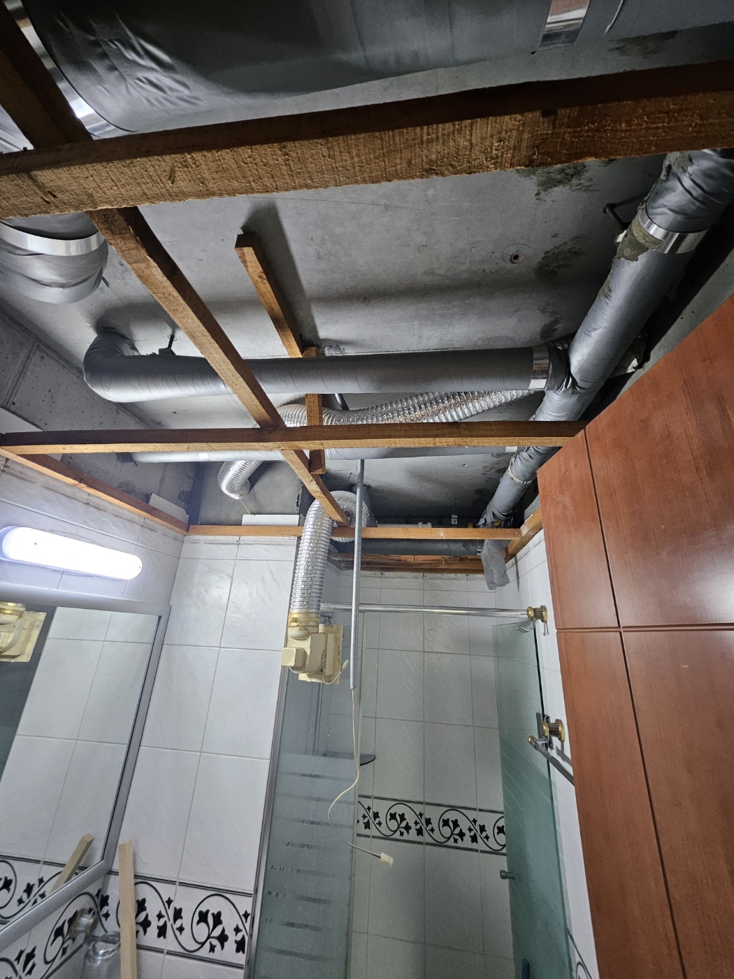 공사전 화장실 천장