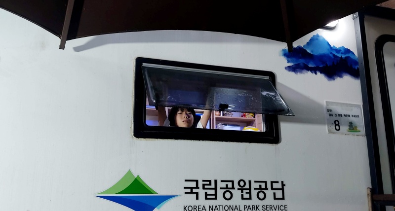 밖에서 본 카라반 창문