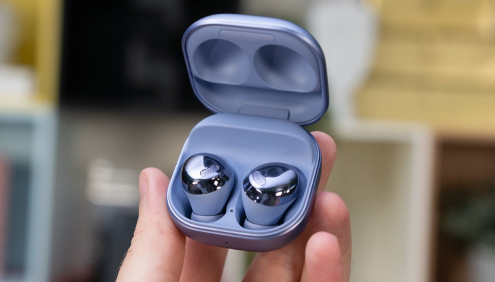 갤럭시-버즈-프로를-손에-쥐고-있는-모습