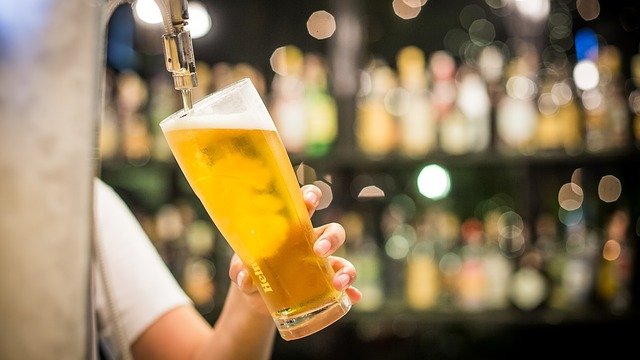 생맥주를 따르고 있다