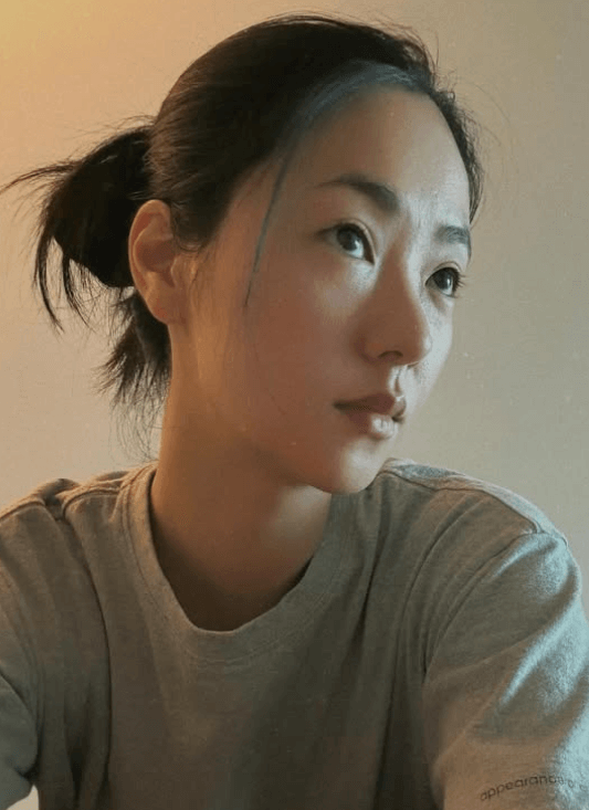 전여빈 프로필 (2025영화 검은 수녀들 미카엘라 역) 시선 집중