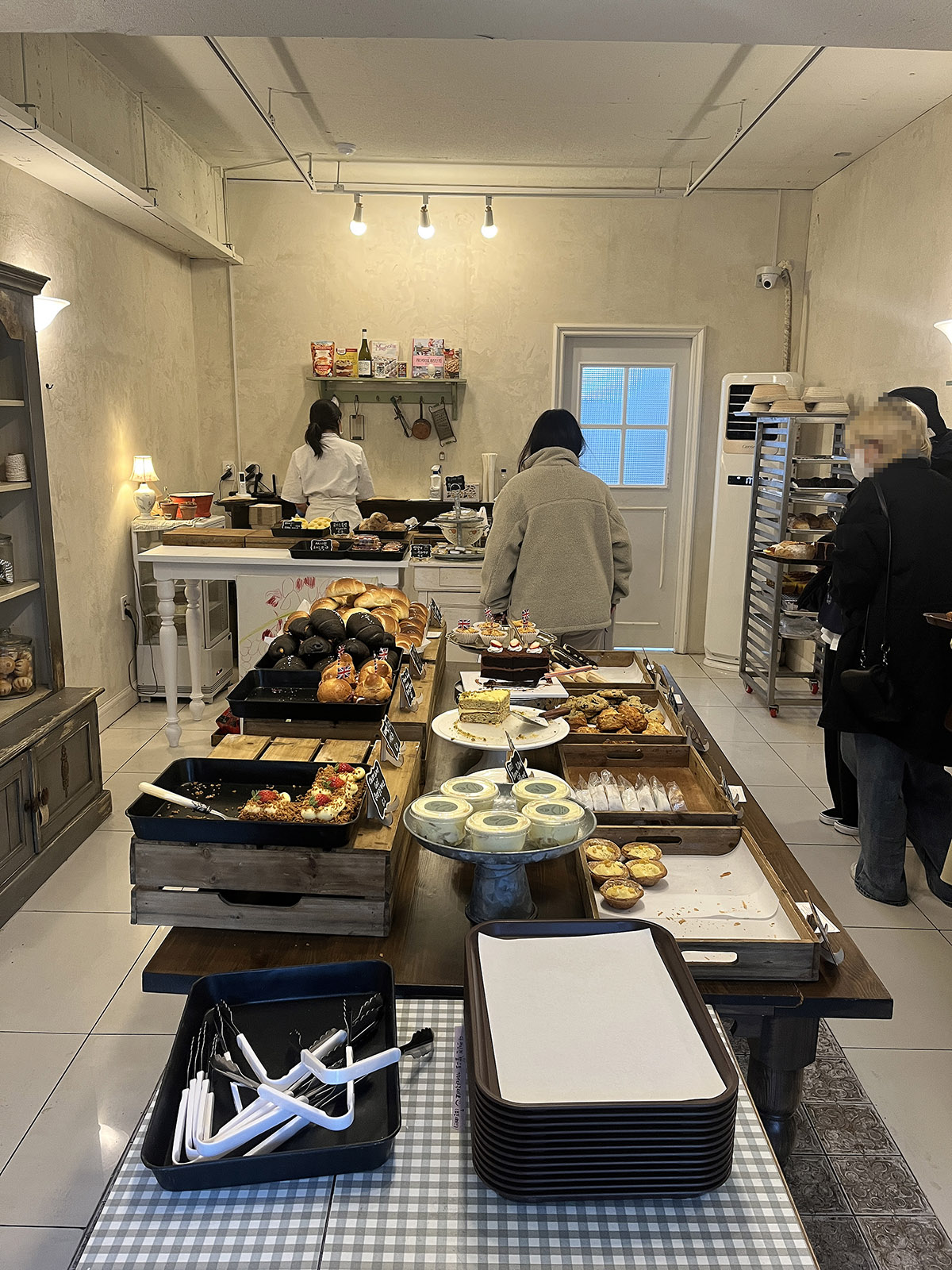 남포동 아치 베이커리 내부