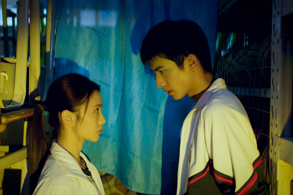 오싹한 공간에서 남녀 둘이 바라보고 있는 모습