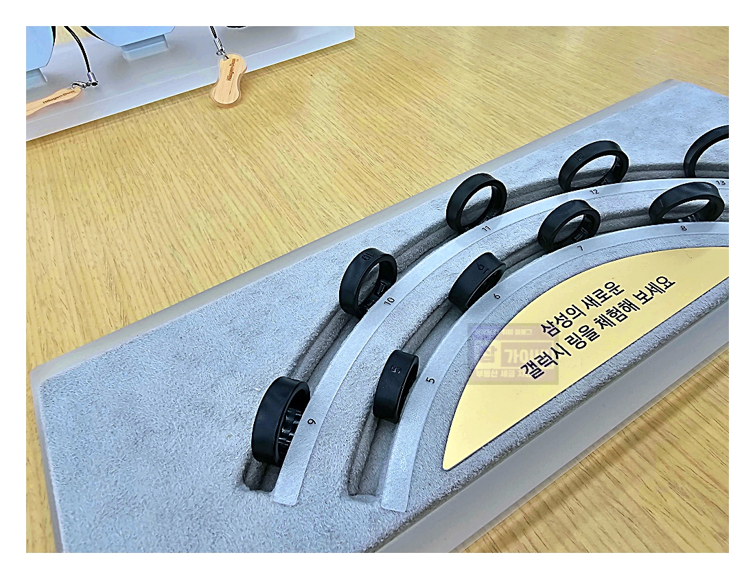 갤럭시링 착용 전면 모습과 링 두께를 확인할 수 있는 사진
