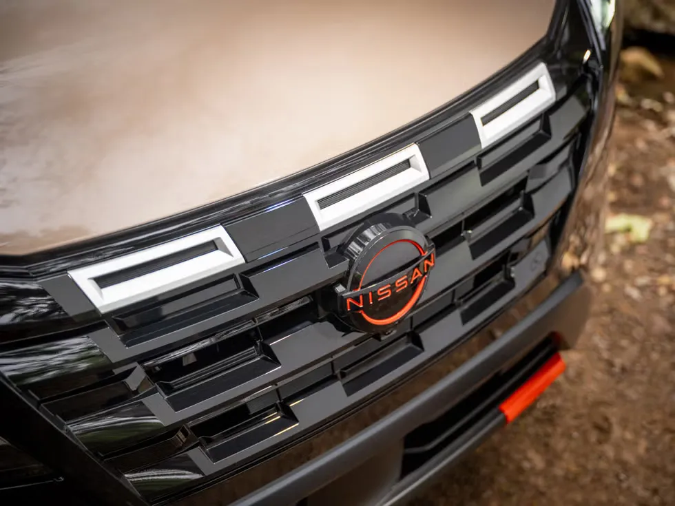 닛산 로그 이미지