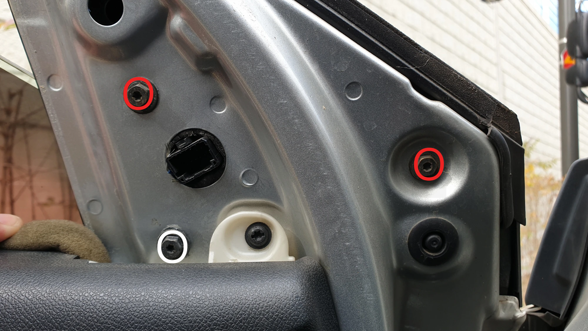 사이드미러 고정볼트 위치