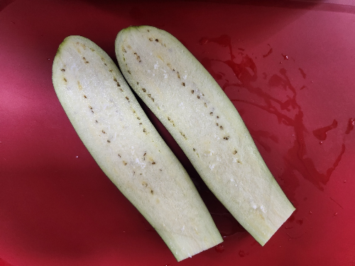 가지 쓴맛 제거 및 감자전분가루 입히는 장면