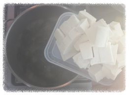 끓인 미역에 두부넣기