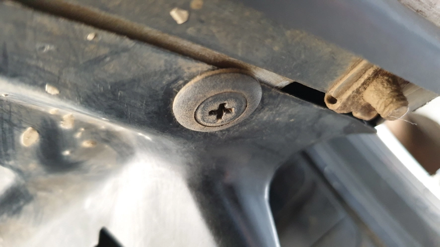 휠하우스 고정 부품 모습