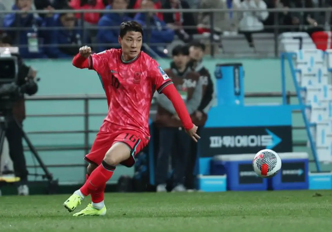 태국전- 붉은 유니폼을 입은 한국선수가 공을 향해 뛰어가는 모습