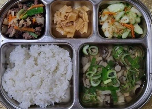 한 학부모가 어린이집 식단과 관련해 불만을 제기했다가 오히려 누리꾼들의 강한 질타를 받았다. 사진은 해당 학부모가 공개한 어린이집 급식. [사진=온라인 커뮤니티 캡처]