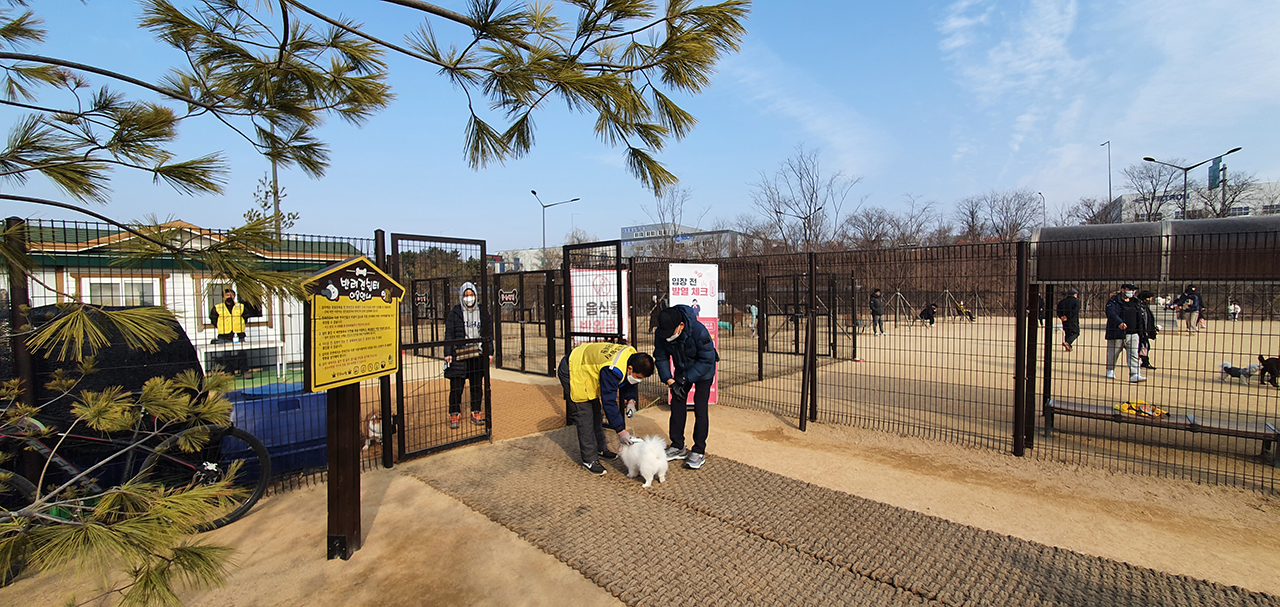 입장전 견주와 반려견 발열체크