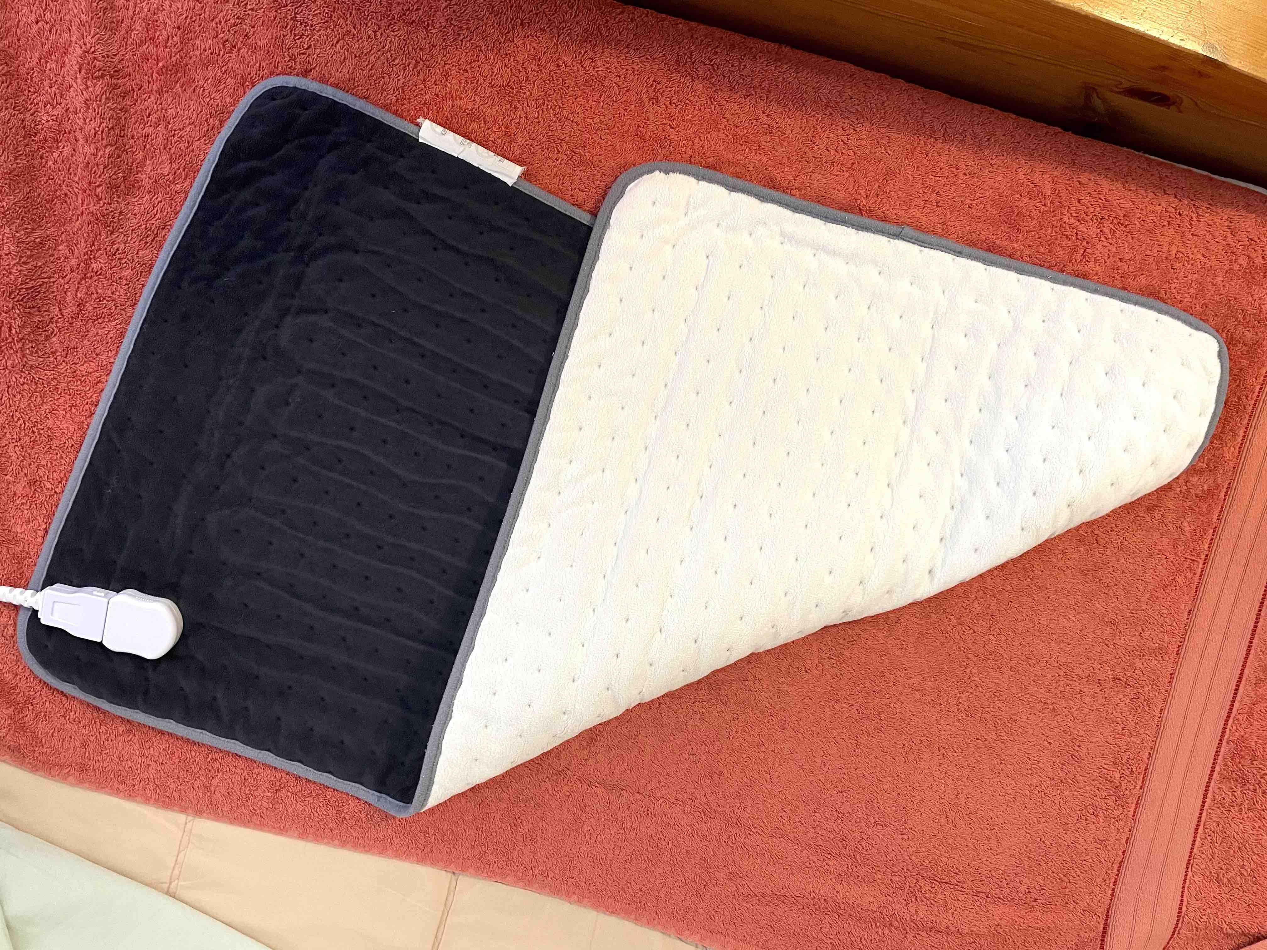 침대 위 히팅 패드