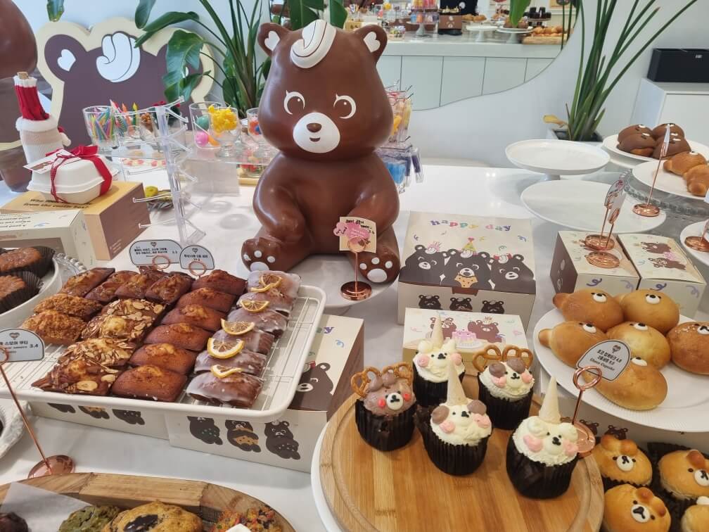 위파티에서 파는 휘낭시에와 머핀 사진