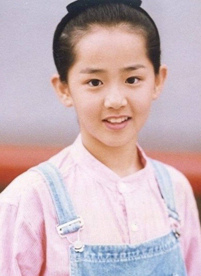 어린 나이에 데뷔해 국민 여동생으로 사랑받던 문근영 어린 시절 모습