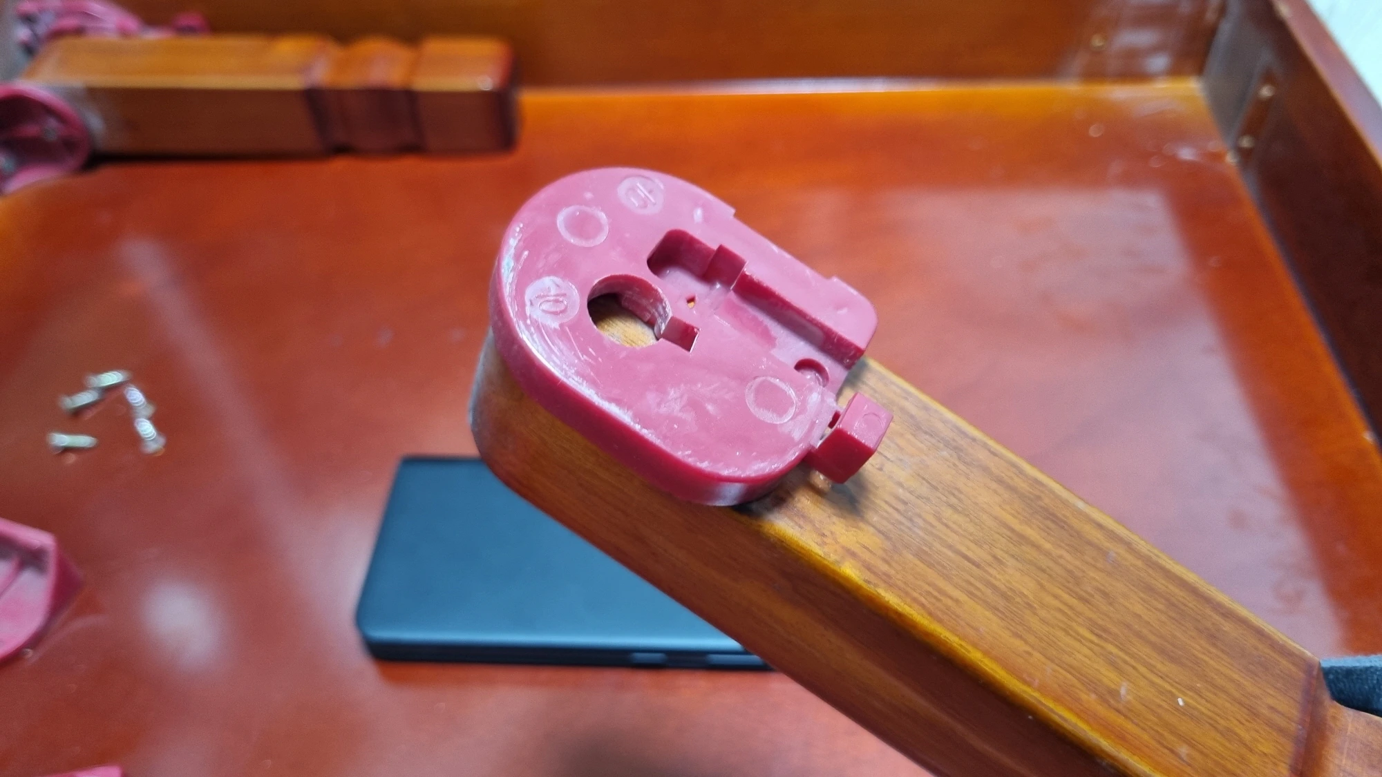 상다리 고정 부품 분해 모습