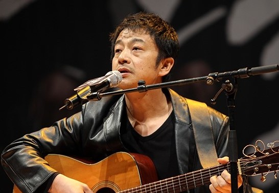 이정열-그대-고운-내-사랑-이정열이-기타를-치며-노래를-부르고-있는-사진