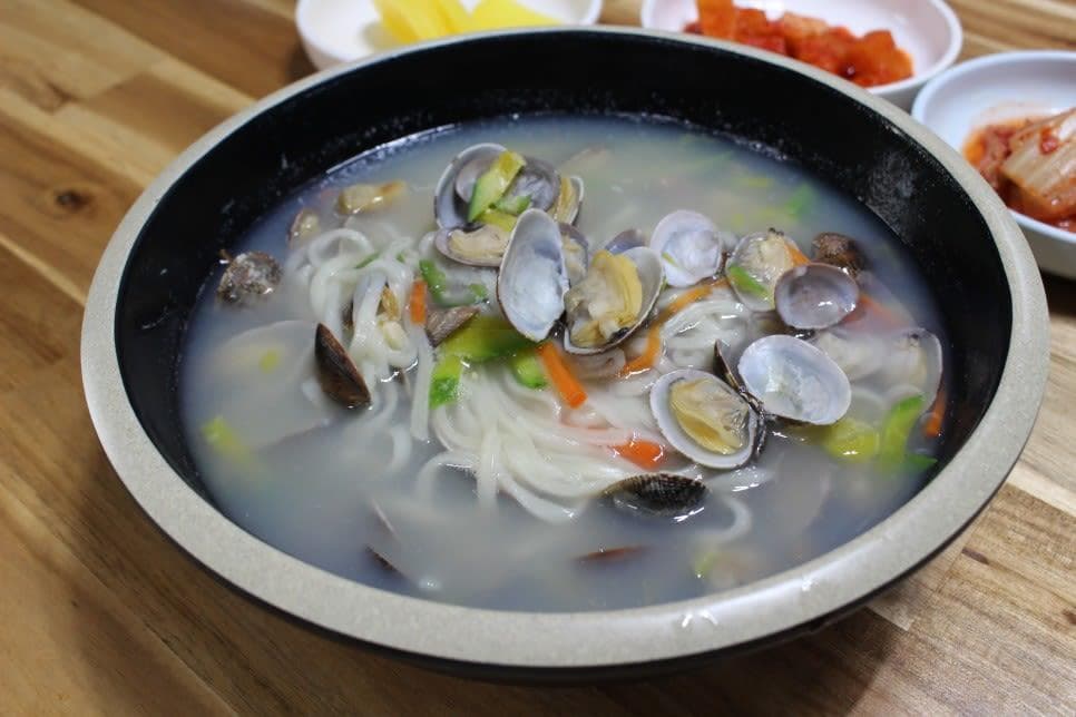 무엇을 먹을까 잠시 고민 점심은 바지락칼국수로