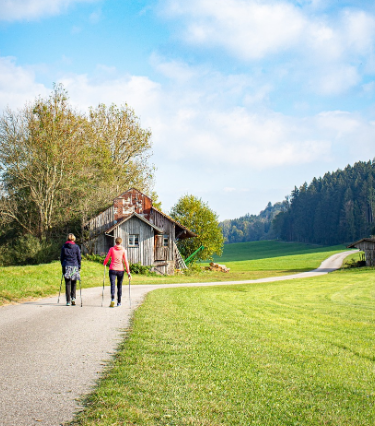 도보여행중인 남녀사진