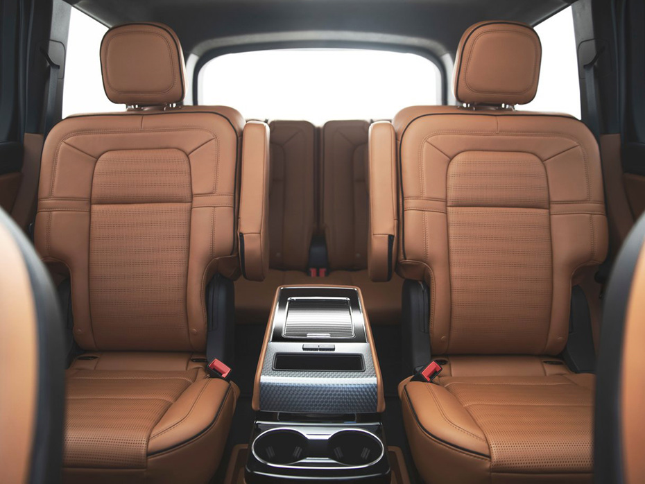 2023년형 링컨 에비에이터 실내 2열 시트 정면 사진