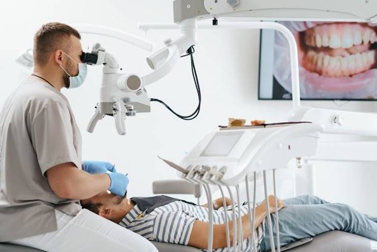 치과에서 치료 받는 남자